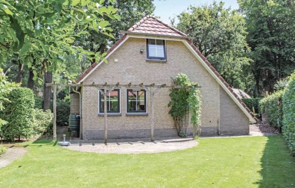 The photo shows the Holiday House and Chalet located in the city of Lunteren.