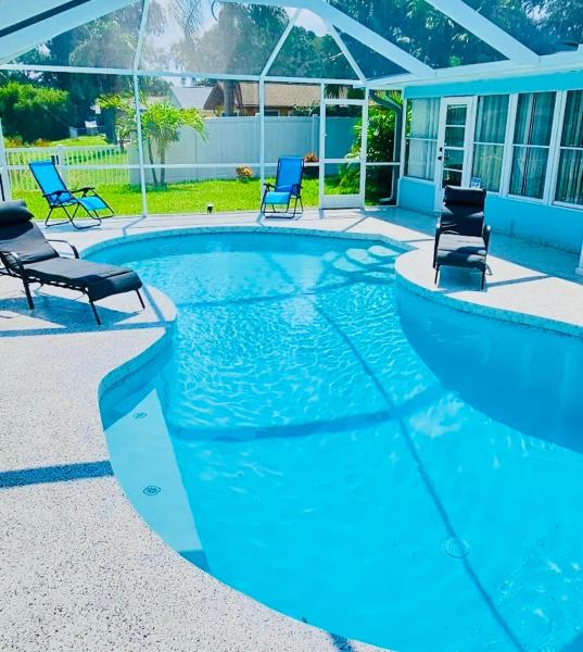 Na zdjęciu widoczny jest obiekt NEW Renovated luxury home with private heated pool, game room Near Anna Maria Island and IMG położony w mieście Bradenton.