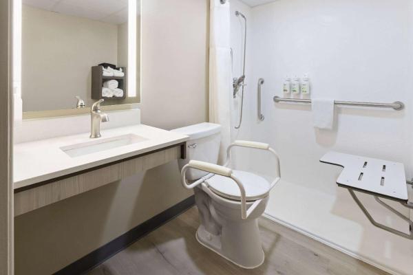 写真にはイースト・ハノーバー市にあるRamada by Wyndham Parsippanyが写っています。