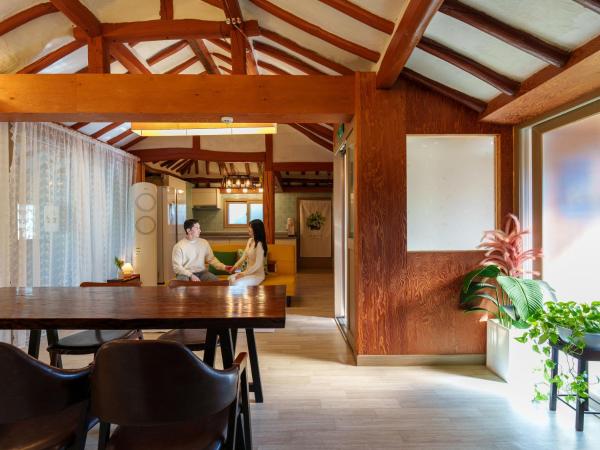 A la foto es mostra l'objecte Asan House situat a la ciutat de Togoonch'ŏn-yŏk.