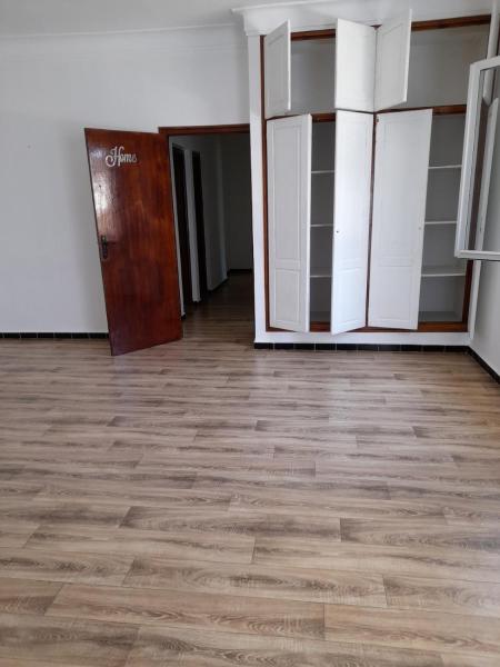 The photo shows the Appartement F2 dans un quartier résidentiel located in the city of Oran.