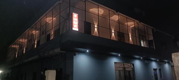 A la foto es mostra l'objecte Brij Dham Ashram situat a la ciutat de Vrindāvan.