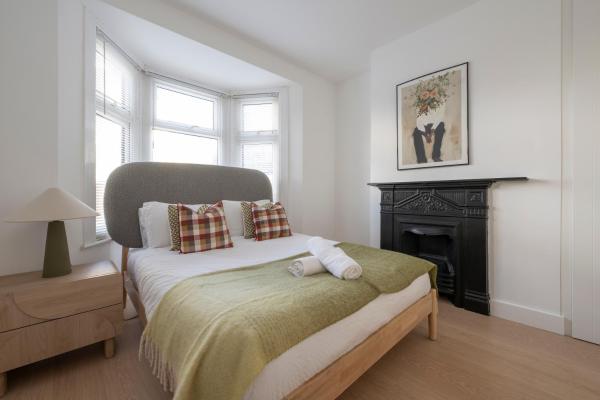 På billedet ses objektet Cosy 4 bed with free parking, Chatham Town Centre beliggende i byen Chatham.