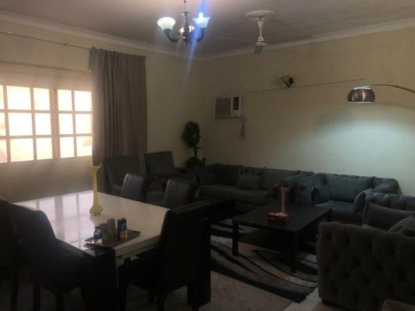 The photo shows the Flat in Tubli bay located in the city of Karzakkān.