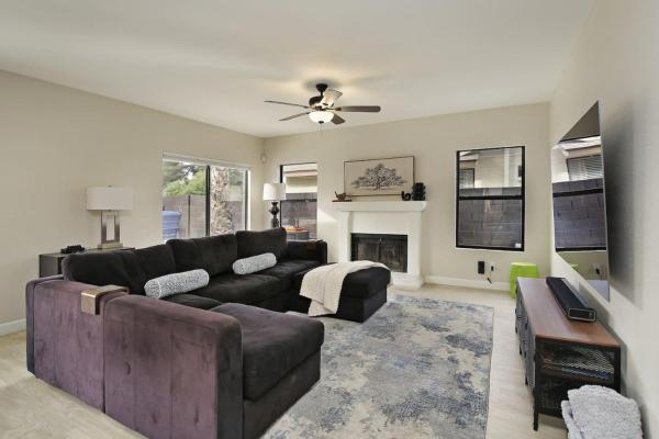A la foto es mostra l'objecte Sparkling Pool, Foosball, Fire Pit, Home Gym situat a la ciutat de Phoenix.