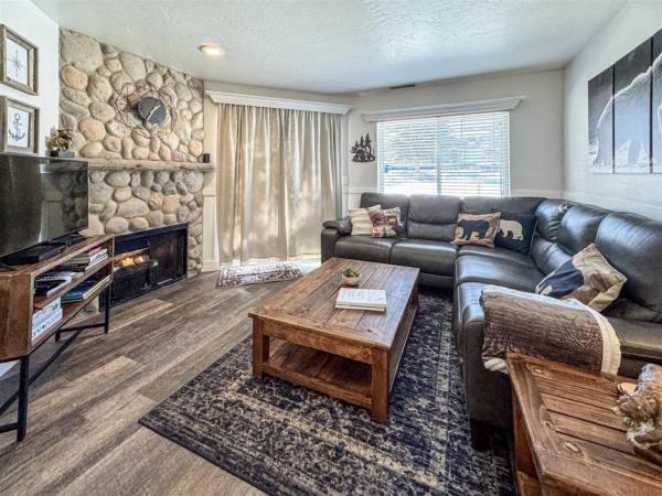 Inn Building Condo 112, Updated Beautiful Condo - Bear Lake State Park, St Charles