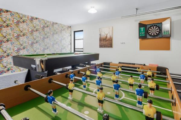 Na fotografii je vidět objekt Pool-Table, Projector, Fooseball -By KOSH BNB nacházející se ve městě Hamilton.