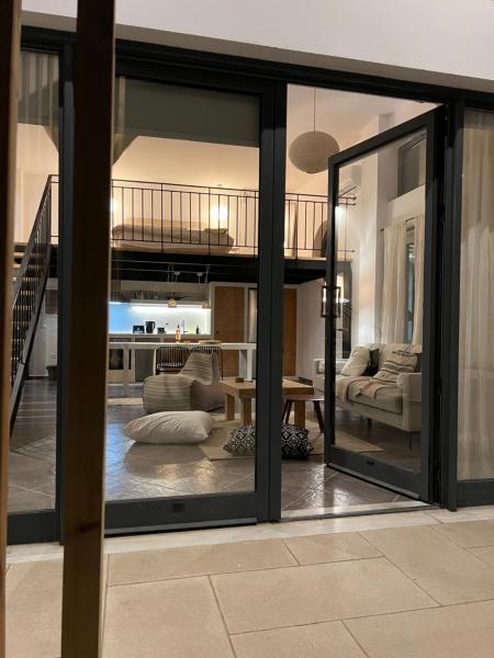 På billedet ses objektet Evas Urban loft 1 CLOSE TO PYTHAGOREIO beliggende i byen Chóra.