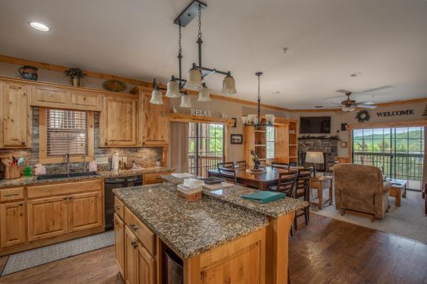照片显示了位于Branson市的2BR Village At Indian Point 1505 near SDC - Free Tickets Daily up to $500物件。
