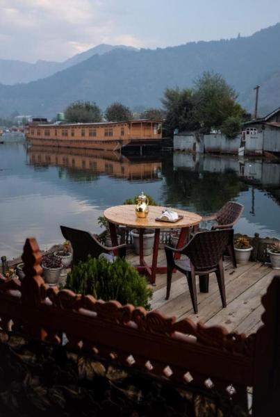 A la foto es mostra l'objecte OMAR KHAYYAM HOUSEBOAT Retreat situat a la ciutat de Srinagar.