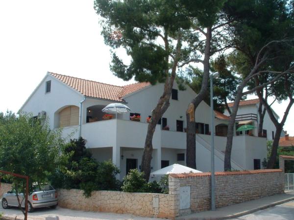 Na fotografii je vidět objekt Apartments Dinka nacházející se ve městě Mirce.