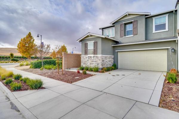 På billedet ses objektet Newly Built Tracy Home with Backyard and Pool Access! beliggende i byen Tracy.