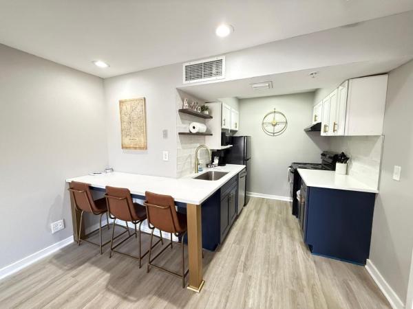 På billedet ses objektet NEW Central Buckhead Apt Atlanta Gem beliggende i byen Atlanta.
