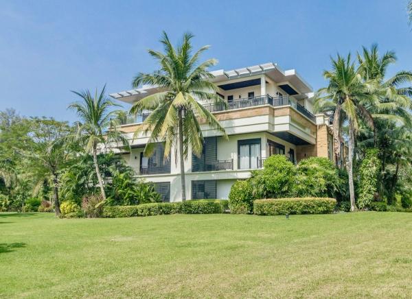 写真にはPhuket市にある3BR Casa Blanc - Beachfront Home in Laguna & Layan Chom Tawan and Maan Tawan Residencesが写っています。