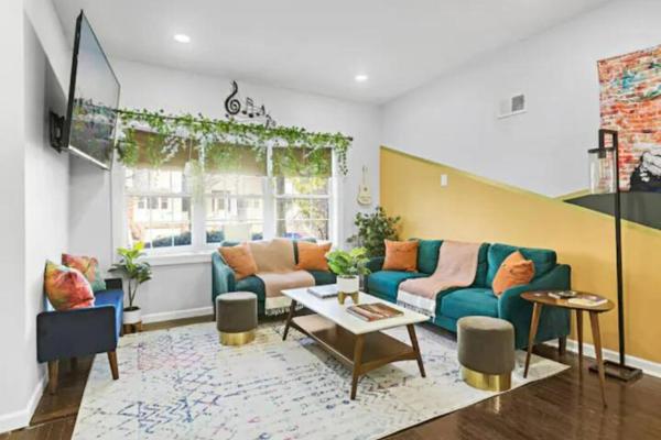 Na fotografii je vidět objekt Music - Big 3br with King Bd Close to EWR and NYC nacházející se ve městě Mariners Harbor.