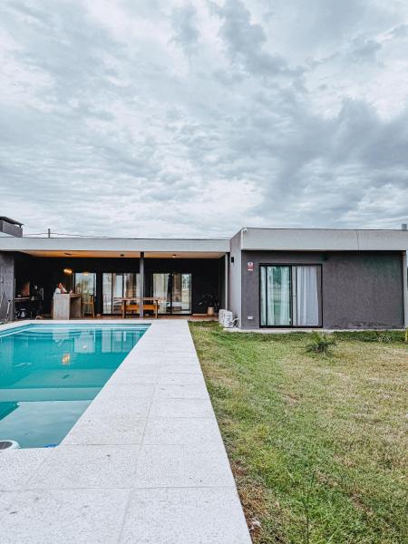 Na fotografii je vidět objekt Casa Ayres de Casares nacházející se ve městě Vicente Casares.