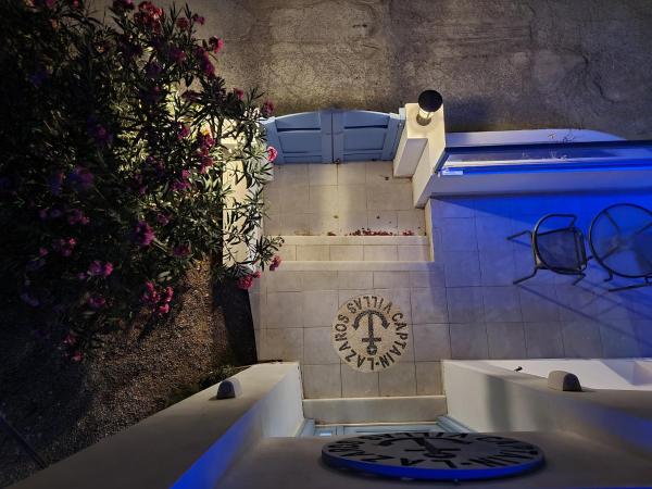 Photo 9 : Located by the sea one beachfront Private Captain Lazaros Pool Villa with loft in 750sqm spacious private plot-Jacuzzi-sunrelax-furnished terace-gazebo-private parking,sleep 3 adults and 2 children, just steps from the Black Beach-Seaview