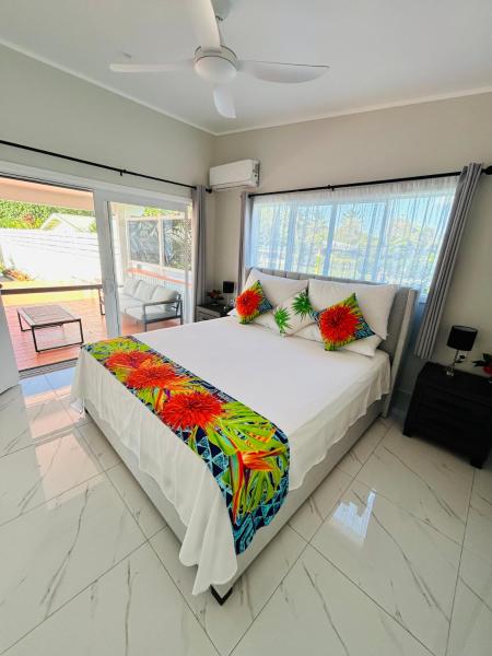 The photo shows the Itimarama Villas located in the city of Vaimaanga.