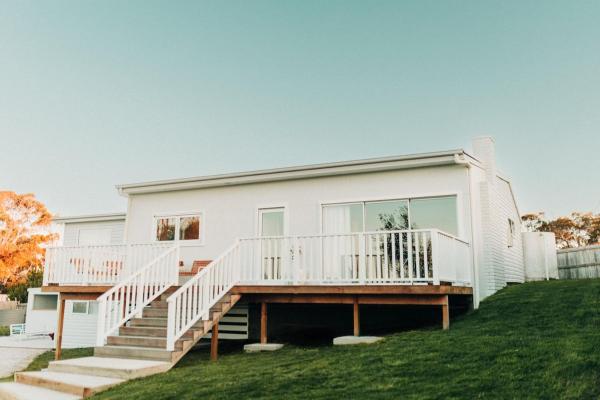 The photo shows the Blanca Beach House located in the city of Lebrina.