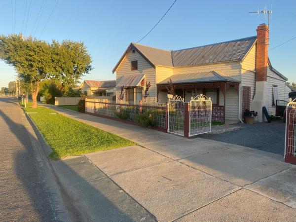 The photo shows the Relaxing on Vale B & B located in the city of Murchison East.