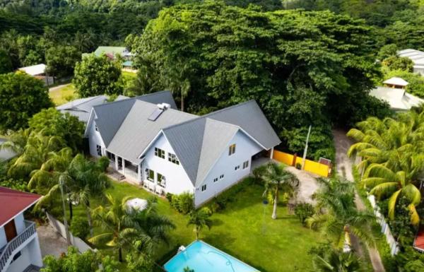 Island Charm Of Praslin - Seychelles