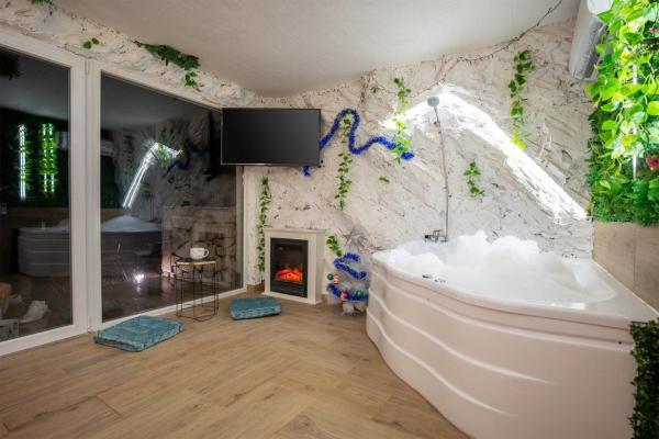 Auf dem Foto ist das Objekt Cozy Mountain House with Jacuzzi & Sauna- Sarajevo Trebevic in der Stadt Uzdojnice zu sehen.