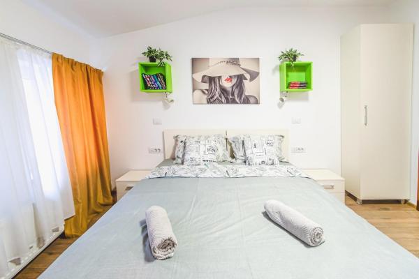 A la foto es mostra l'objecte Cosy and tiny room situat a la ciutat de Bucarest.