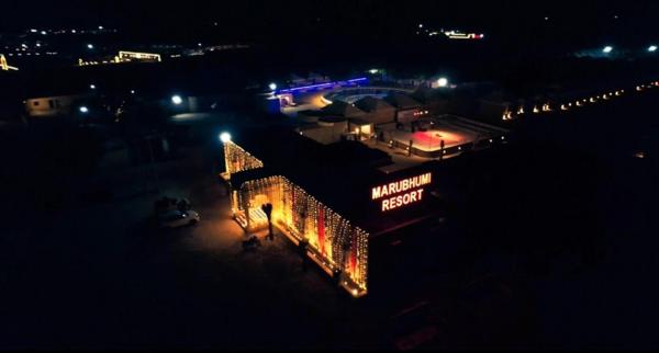 На фото показан объект Marubhumi Luxury Resort, расположенный в городе Sām.