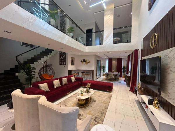 A la foto es mostra l'objecte VACATION HOMES - 5 bedroom private compound home in lekki phase 1 - rooftop, pool, spa, cinema, 24h light & security situat a la ciutat de Lekki Phase 1.