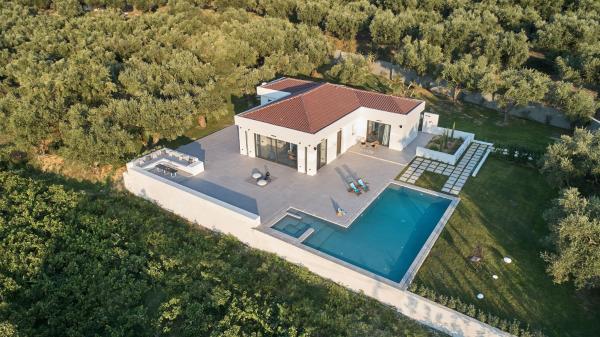 Nella foto è visibile l'oggetto Drallos Luxury Villa - Private Heated Pool & Large Groups, by ZanteWize situato nella città di Alikanas.
