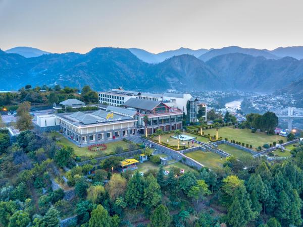 Na fotografii je vidět objekt Pearl Continental Hotel, Muzaffarabad nacházející se ve městě Narān.