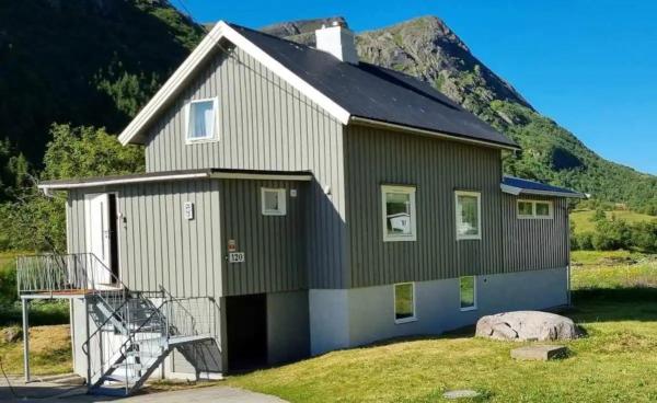 Na foto é possível ver o objeto Landsbyhus i Lofoten localizado na cidade de Vareid.