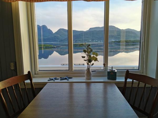 Op de foto is het object Panoramic seaview house by the sea te zien, gelegen in de stad Skjelfjord.