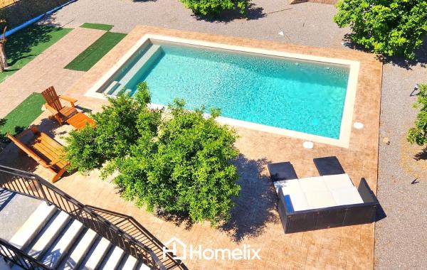 The photo shows the Venecia of Mani - Relax in a spa pool located in the city of Loukísia.