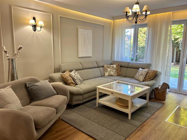 Na zdjęciu widoczny jest obiekt Borki Guest House położony w mieście Bronisławów.