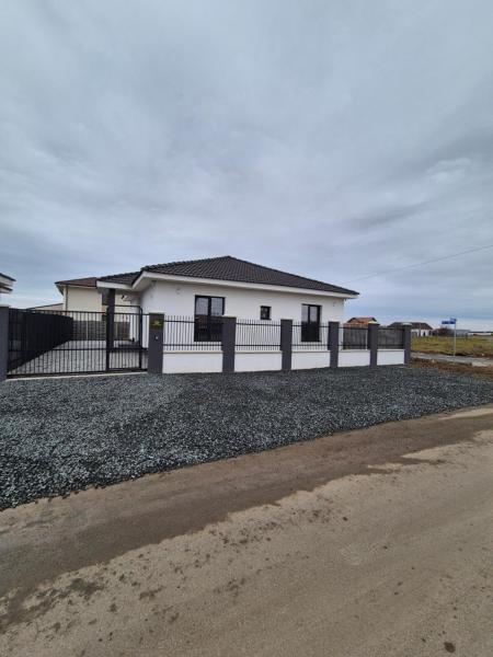 Na fotografii je vidět objekt Luca House nacházející se ve městě Recaş.