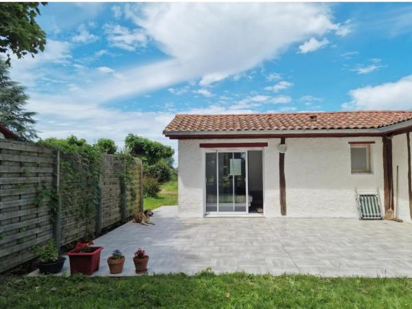 A la foto es mostra l'objecte Small house in Basque countryside situat a la ciutat de Gabat.