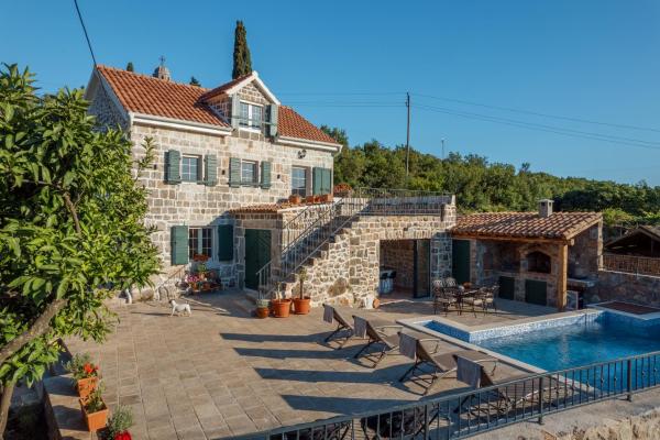Op de foto is het object Villa Liberta te zien, gelegen in de stad Bogišići.