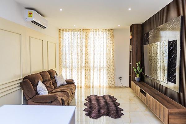 Nella foto è visibile l'oggetto luxury 1 br 7 mins from Airport, with Gym & Pool situato nella città di Mamobi.