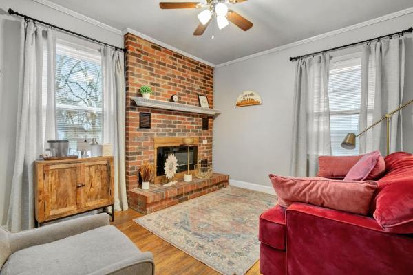 Auf dem Foto ist das Objekt Spacious 4BR Home with Cozy Vibes in Louisville in der Stadt Elizabeth zu sehen.