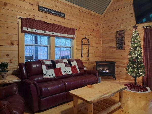 Hocking Hills Cabin, Hot Tub, Private Pond - Ohio