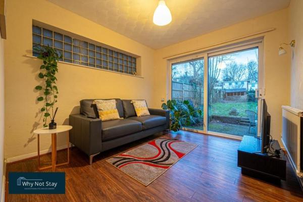 Na fotografii je vidět objekt Cosy 6 bed home Early, Reading nacházející se ve městě Earley.