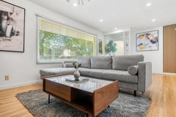 Na zdjęciu widoczny jest obiekt 5 bed Luxury Home Steps to DT, River and Hospital położony w mieście Calgary.