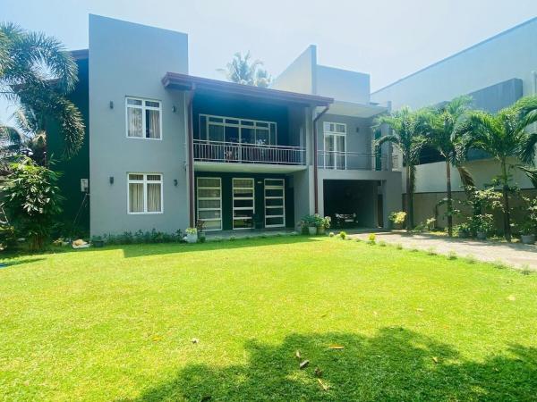 A la foto es mostra l'objecte Superior Villa near Colombo Airport situat a la ciutat de Katunayake.