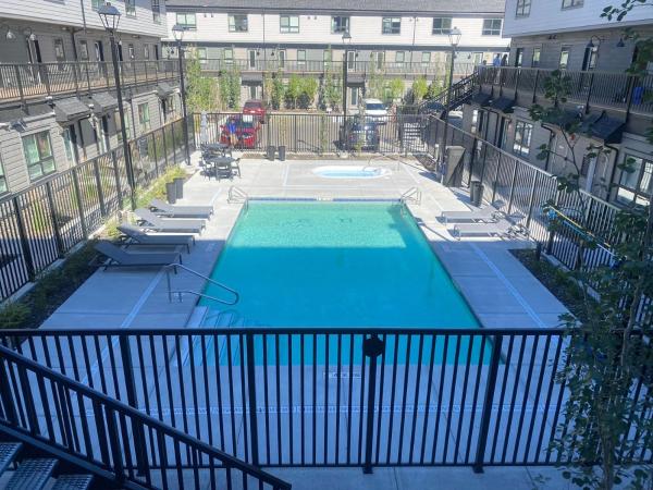 Na zdjęciu widoczny jest obiekt 2-in-1 Skyline MTN Retreat - Hot Tub - Pool - AC położony w mieście Canmore.