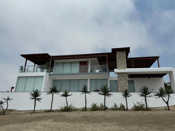 Na fotografii je vidět objekt Dolphin house 915 nacházející se ve městě Punta Negra.