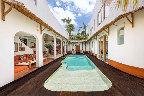 Villa Galanga - Brand New Ethnic Hacienda Villa Next to Canggu with Private Pool and Parking, Kerobokan