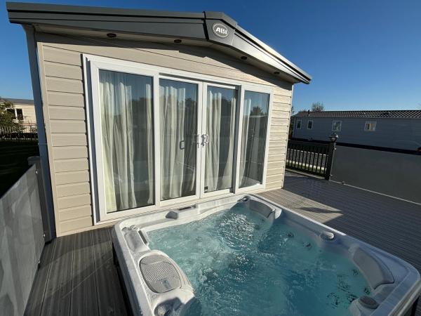 The Retreat 6 - Hot Tub Mini Lodge, Wifi, Pet Friendly, Bed Linen - Golden Palm Resort - Meadow Lakes Caravan & Lodge Hire - Chapel St. Leonards