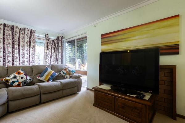 Nella foto è visibile l'oggetto Well equipped 3BR Home with Backyard and Patio situato nella città di Perth.