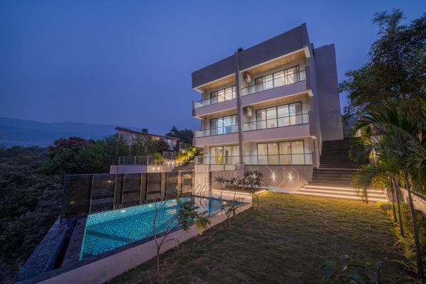 Nella foto è visibile l'oggetto SaffronStays Prisma Riverfront - 8BR pool villa with game zone, garden & lake views ideal for large families near Pawna Dam situato nella città di Malavli.
